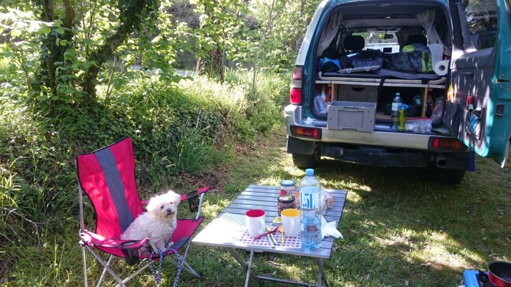 Unser Alltag als (Urlaubs-) Carcamper. Unser Hund schien die schöne Zeit genauso zu genießen wie wir.