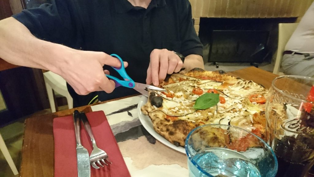 Auch nicht alltäglich: Eine Schere zum "Zerschneiden" der Pizza.