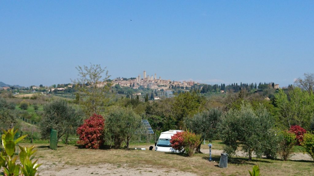 Blick auf die "Stadt der Türme" San Gimignano, von der Einfahrt zum Campingplatz aus gesehen.